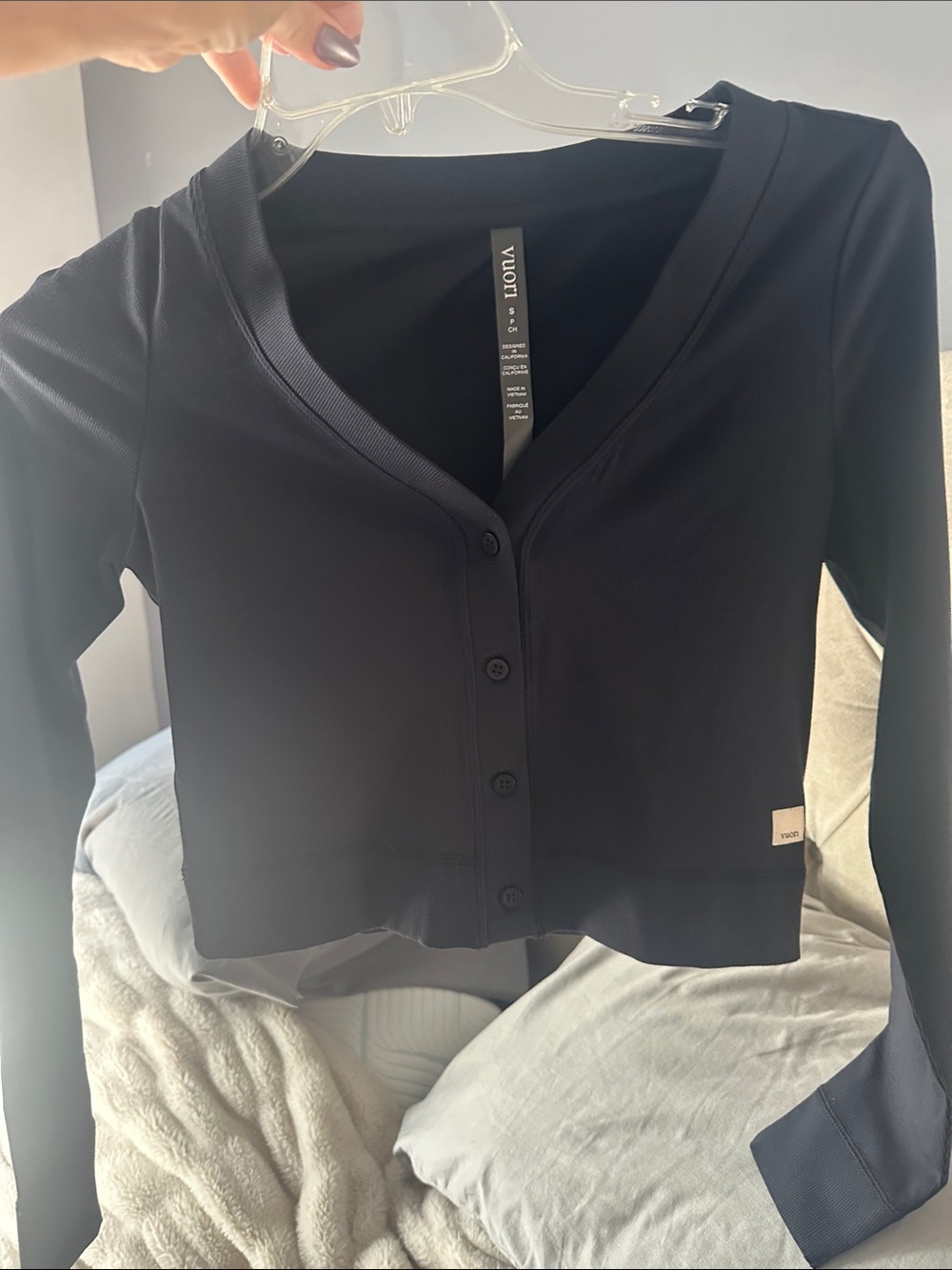 Vuori Black Cropped V-Neck Button Cardigan Sweater New Size Small - Picture 5 of 8